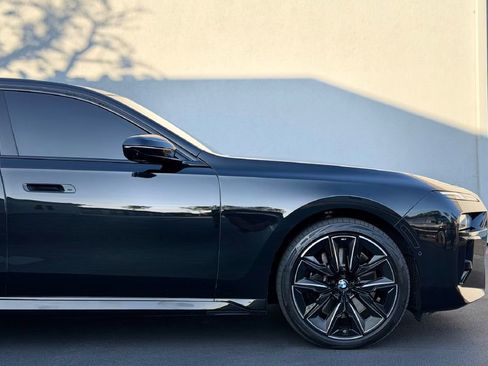 Used 2025 BMW 760i xDrive w/ Premium Package image 5