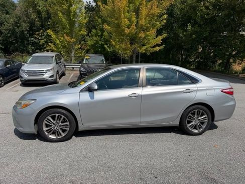 Used 2015 Toyota Camry SE FWD image 2