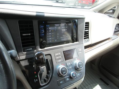 Used 2016 Toyota Sienna XLE Premium FWD image 31