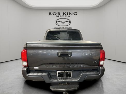 Used 2017 Toyota Tacoma TRD Sport w/ Tow Package AWD/4WD image 4