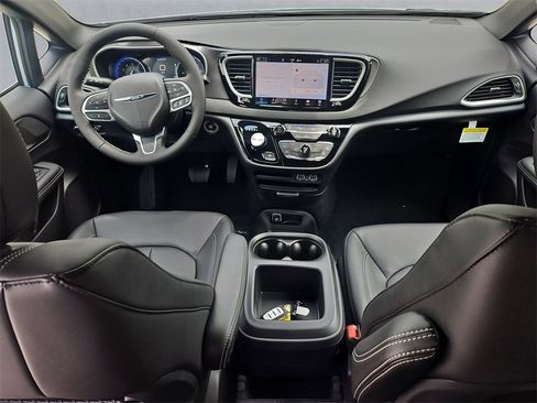 New 2025 Chrysler Voyager LX image 10
