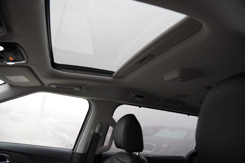 Certified 2025 Kia Carnival SX FWD image 5