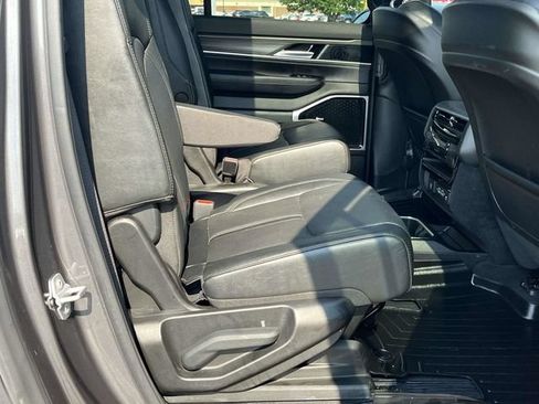 Used 2023 Jeep Wagoneer L Series III w/ Premium Group I AWD/4WD image 25