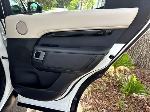 Used 2020 Land Rover Discovery SE image 25