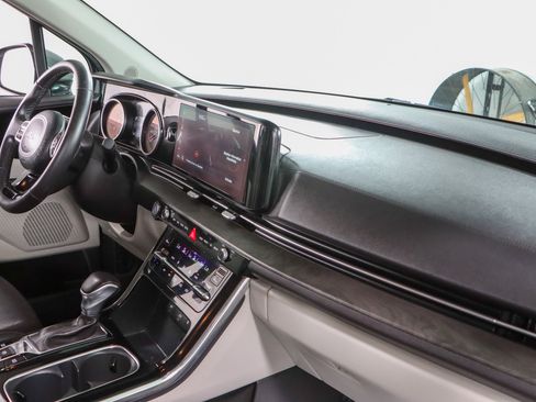 Used 2024 Kia Carnival EX FWD image 26