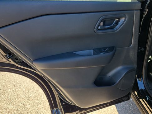 Used 2025 Nissan Rogue S image 10