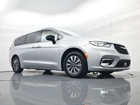Used 2024 Chrysler Pacifica Limited FWD image 49