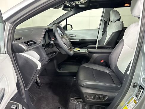 Used 2025 Toyota Sienna XSE w/ XSE Plus Package image 11