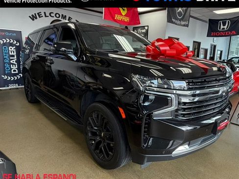 Used 2022 Chevrolet Suburban LT w/ LT Signature Plus Package AWD/4WD image 1