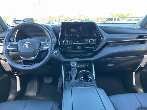 Used 2024 Toyota Highlander XSE image 16