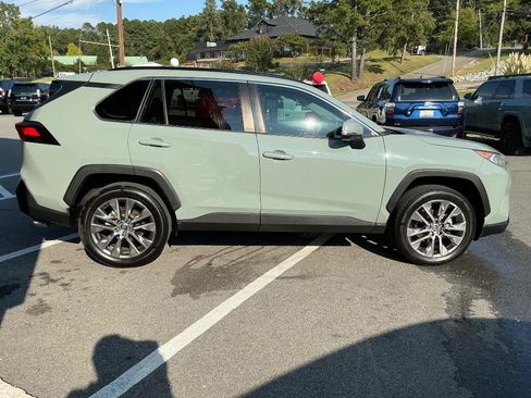 Used 2020 Toyota RAV4 XLE Premium FWD image 7