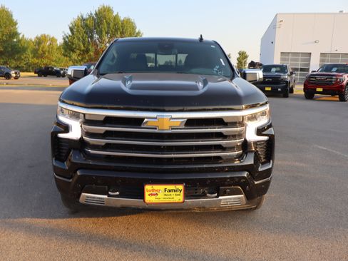 Used 2023 Chevrolet Silverado 1500 High Country w/ High Country Premium Package AWD/4WD image 2