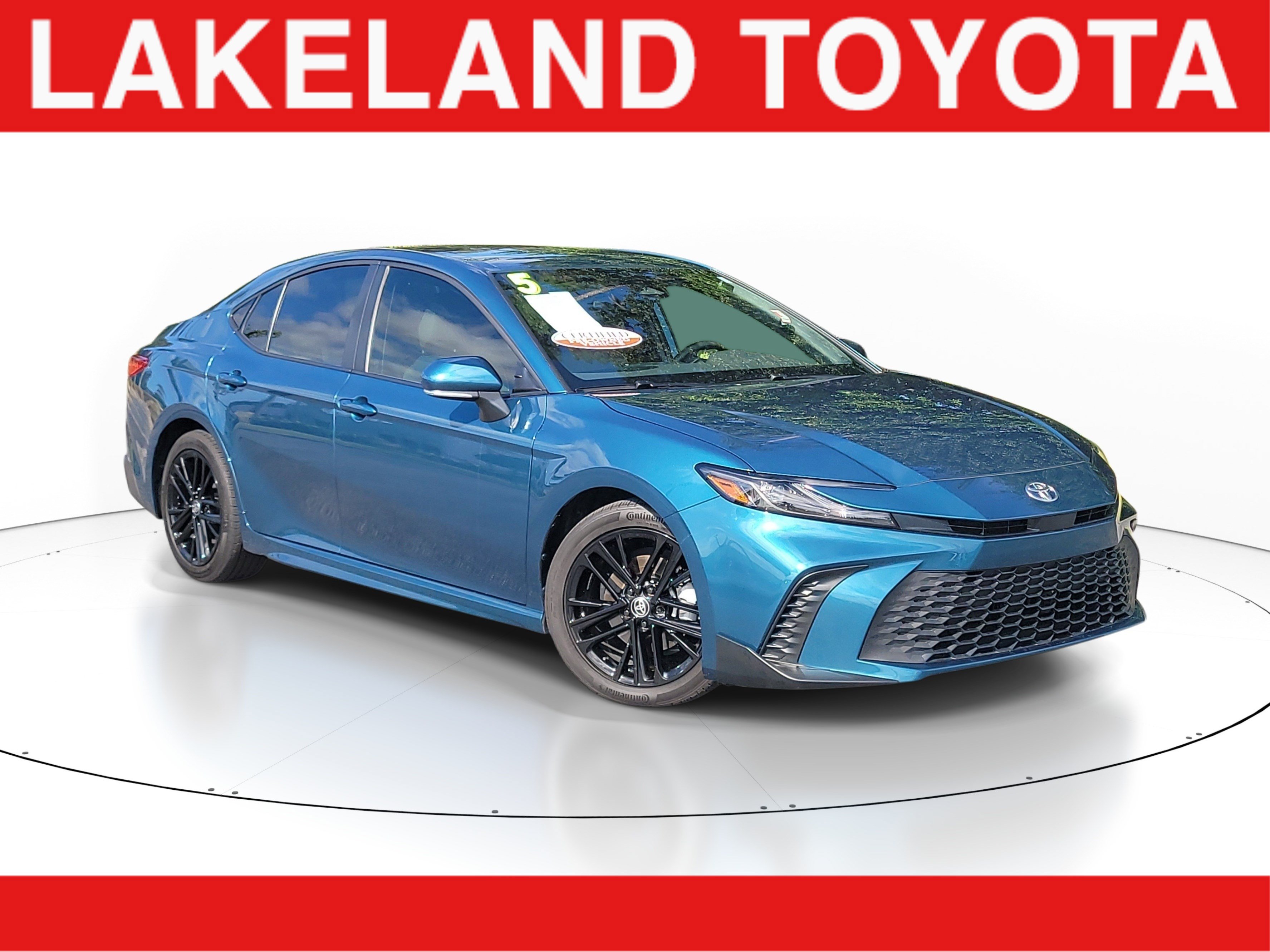 Used 2025 Toyota Camry SE FWD image 1