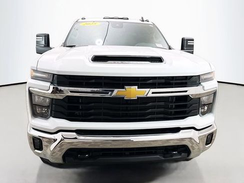 Used 2025 Chevrolet Silverado 2500 LT image 2