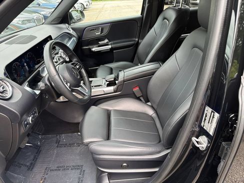 Used 2021 Mercedes-Benz GLB 250 4MATIC w/ Premium Package image 9