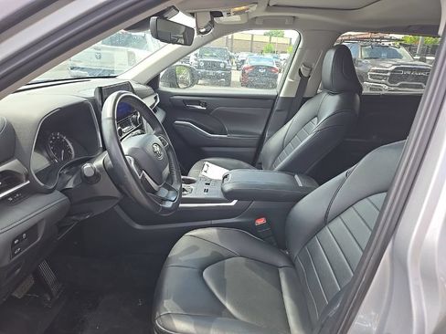 Used 2024 Toyota Highlander XLE FWD image 16