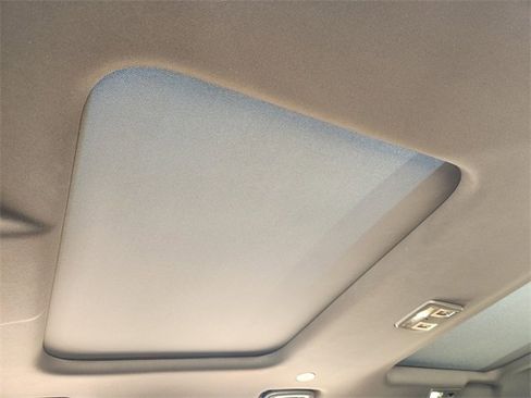 Used 2024 Land Rover Discovery Dynamic SE image 24