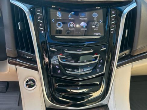 Used 2017 Cadillac Escalade Luxury AWD/4WD image 15