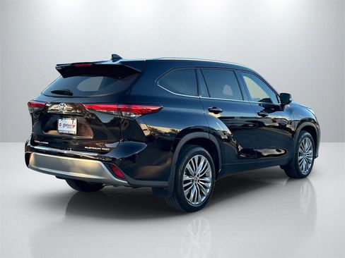 Certified 2022 Toyota Highlander Platinum image 5