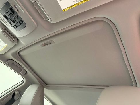 Used 2020 Toyota Camry SE FWD image 18
