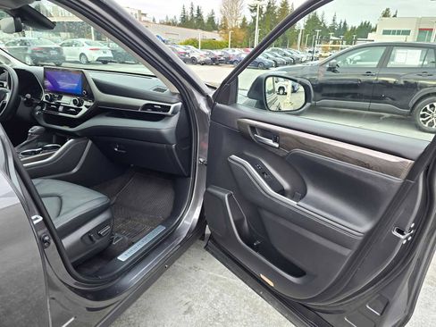 Used 2023 Toyota Highlander Limited image 9