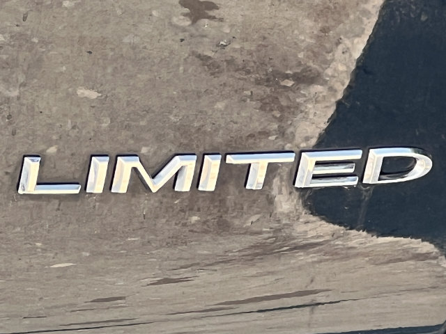 Used 2024 Chrysler Pacifica Limited FWD image 2