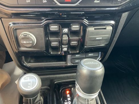 Used 2021 Jeep Gladiator Overland w/ Popular Equipment Package AWD/4WD image 13