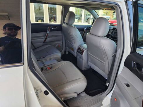 Used 2013 Toyota Highlander Limited image 18