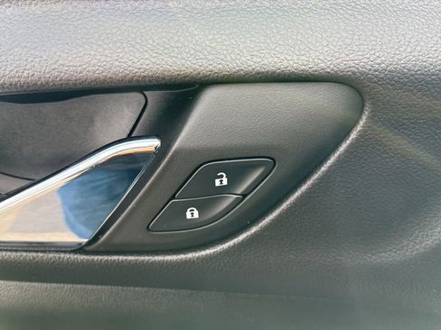 Used 2023 GMC Acadia SLE w/ Driver Convenience Package image 16