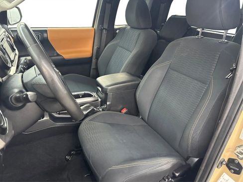 Used 2018 Toyota Tacoma SR5 AWD/4WD image 13