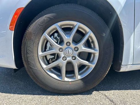 Used 2025 Chrysler Pacifica Select image 9