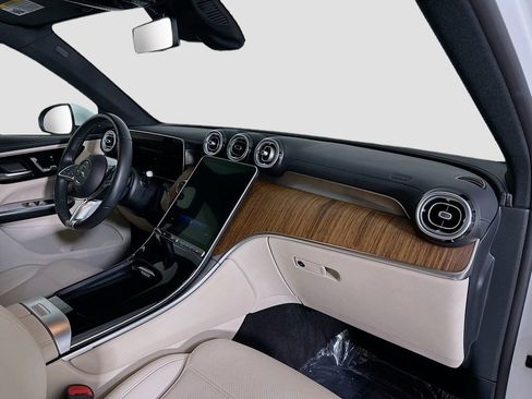 Used 2023 Mercedes-Benz GLC 300 4MATIC image 32