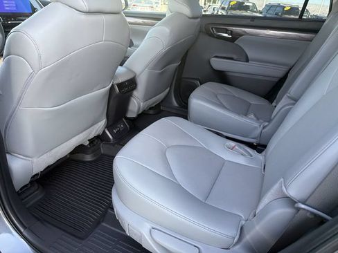 Certified 2025 Toyota Highlander Limited FWD image 29