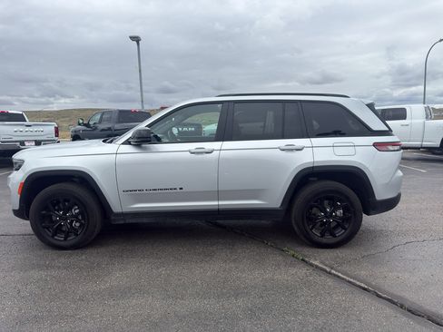 Used 2025 Jeep Grand Cherokee Altitude AWD/4WD image 8