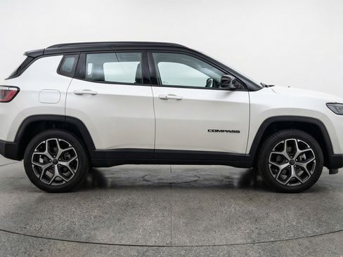 Used 2025 Jeep Compass Limited image 11