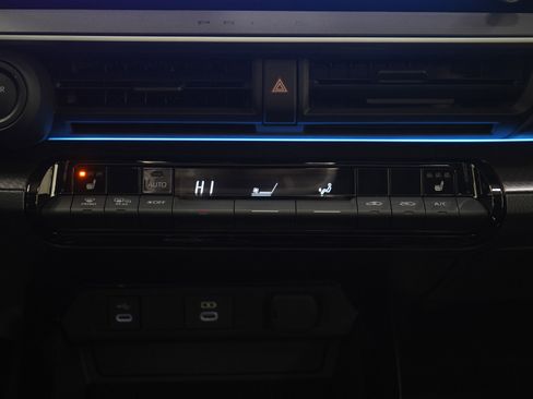 Used 2025 Toyota Prius AWD image 17