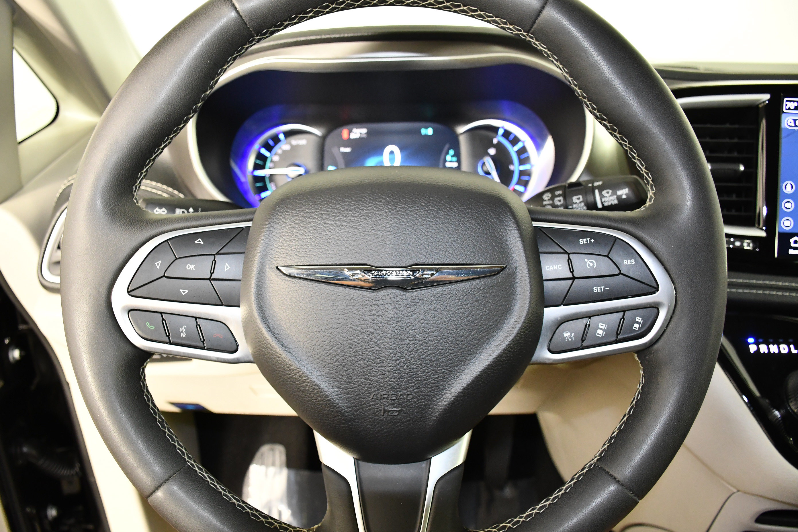 Used 2024 Chrysler Pacifica Limited FWD image 18