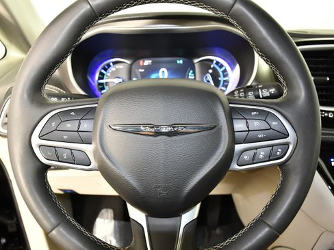 Used 2024 Chrysler Pacifica Limited FWD image 18
