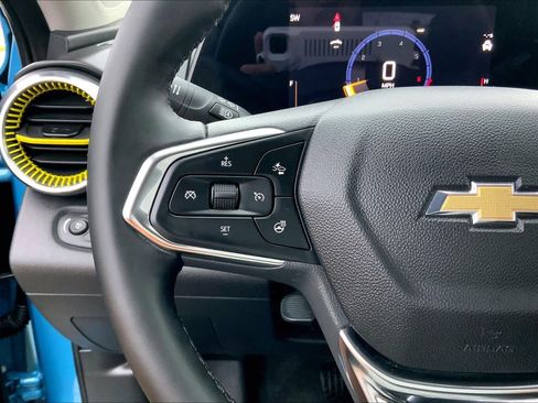 Used 2025 Chevrolet Trax LT w/ Driver Confidence Package FWD image 24
