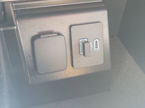 Used 2023 Ford Explorer XLT w/ Equipment Group 202A AWD/4WD image 18