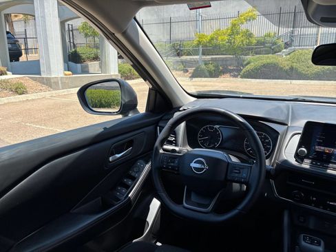 Used 2025 Nissan Rogue SV FWD image 36
