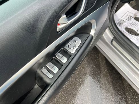 Used 2023 Genesis G70 2.0T image 16