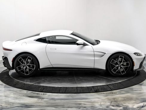 Used 2022 Aston Martin V8 Vantage Coupe RWD image 25