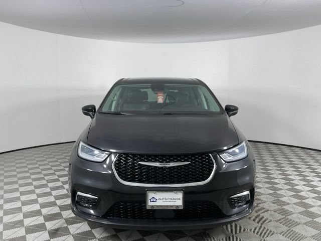 Used 2023 Chrysler Pacifica Touring-L FWD image 2