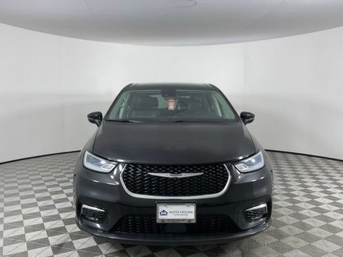 Used 2023 Chrysler Pacifica Touring-L FWD image 2