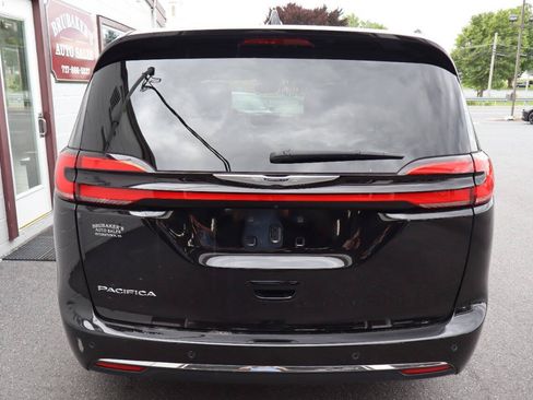 Used 2024 Chrysler Pacifica Touring-L FWD image 3