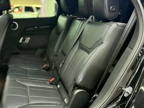 Used 2019 Land Rover Discovery HSE image 11