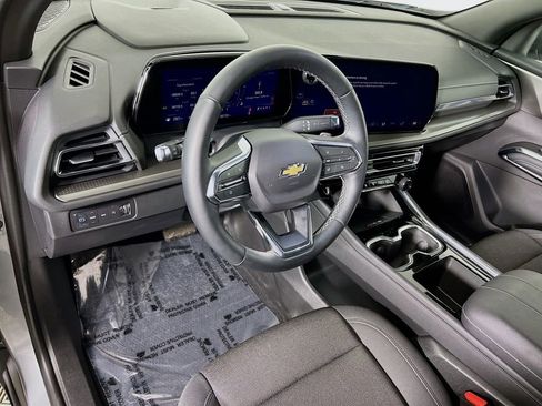 Used 2025 Chevrolet Traverse LT image 9