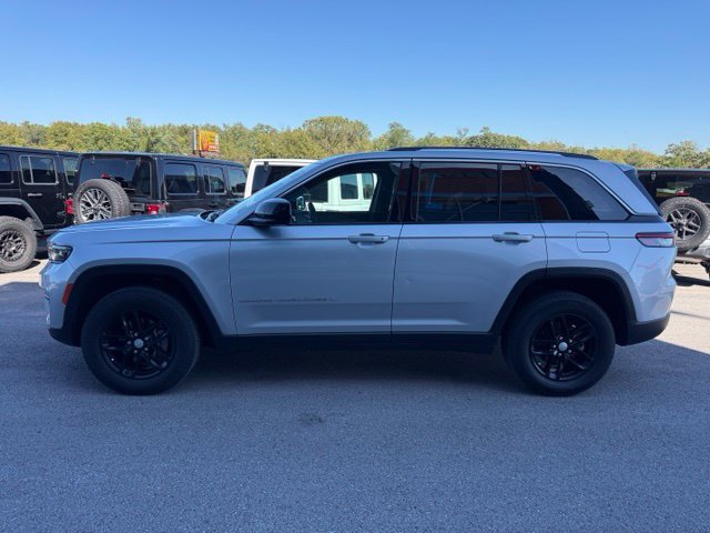 Used 2024 Jeep Grand Cherokee Laredo X AWD/4WD image 6