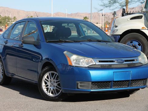 Used 2010 Ford Focus SE FWD image 2